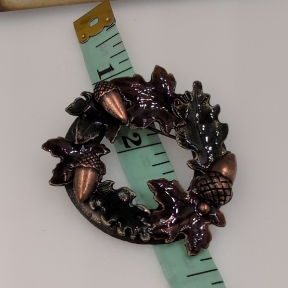 KC Leaf and Acorn Wreath Brooch - Picture 3 of 5